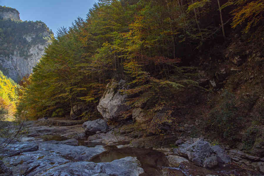 Huesca - parque nacional de Ordesa y Monte Perdido - valle de Escuaín 27 - garganta de Escuaín - Surgencia del rio Yaga.jpg